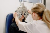 Jak zadbać o oczy i zmniejszyć ryzyko rozwoju wad wzroku? Obalamy najpopularniejsze mity. Czego nie robić, aby chronić wzrok?