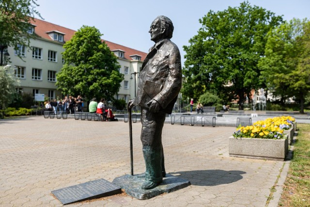 Pomnik Andrzeja Szwalbego przed Filharmonią Pomorską w Bydgoszczy