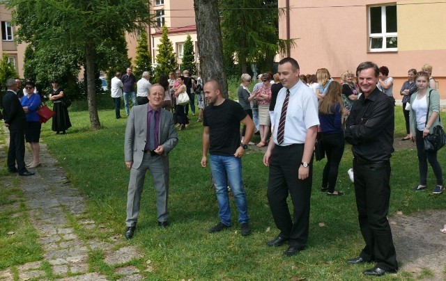 \Pracownicy włoszczowskiego starosta na czele ze starostą Jerzym Suligą (z lewej) czekali na rzekomy wybuch bomby na sąsiednim placu liceum. 