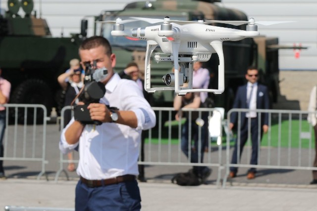Wśród licznych pokazów, które w czwartek odbywały się na salonie obronnym była prezentacja systemu unieszkodliwiania dronów, w wykonaniu polskiej firmy Hertz Systems.