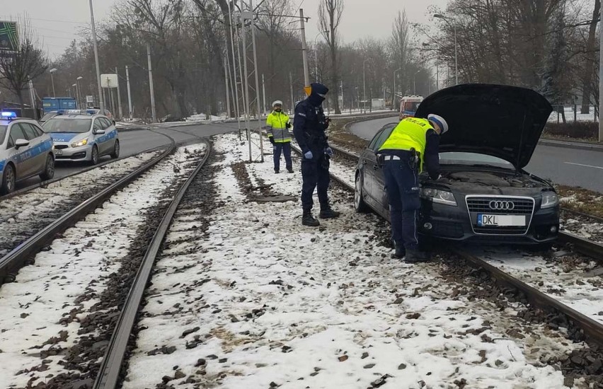 Wypadek przy ulicy Ślężnej we Wrocławiu. Kierowca i...