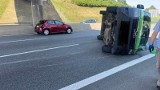 Bus dachował na autostradowej obwodnicy Krakowa. Są utrudnienia