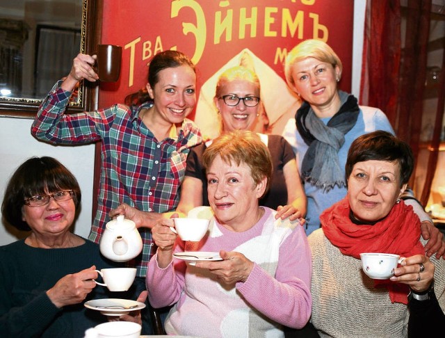 Siedzą od lewej: Larisa, Tatiana, Lena. Stoją: Natalia, Galina, Oksana