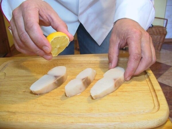 Rybę maślaną przyprawiamy pieprzem, solą, skrapiamy cytryną