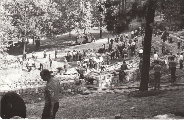 Amfiteatr powstał w czynie społecznym. Na zdjęciu pracownicy Gorzowskiego Przedsiębiorstwa Budownictwa Przemysłowego, którzy w majową niedzielę 1973 r. zasuwali na budowie. Teraz zniszczą to buldożery. 
