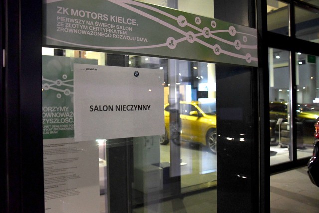 Poniedziałek około godziny 17.30. Na drzwiach salony BMW zawisła kartka "Salon nieczynny".