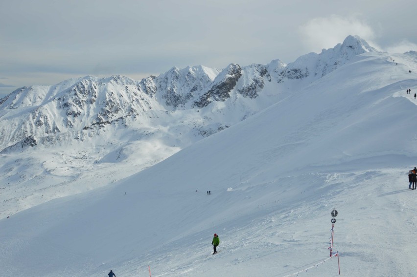 Tatry. Kasprowy Wierch oblężony przez narciarzy i turystów [ZDJĘCIA]