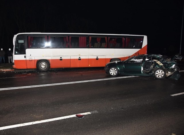 W wyniku zderzenia, obrażeń doznali dwaj pasażerowie BMW - 19 i 18-letni mężczyźni. Ranni zostali przewiezieni do szpitala z poważnymi obrażeniami i urazami kręgosłupa. Kierujący był trzeźwy, pobrano mu krew na zawartość środków odurzających. Kierujący oraz pasażerowie autobusu nie doznali obrażeń.