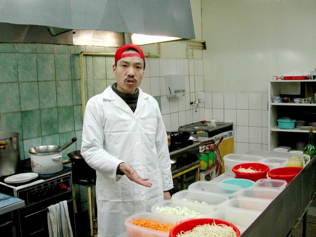 Wu Tianhong w kuchni swojej restauracji przygotowuje potrawy tylko z wołowiny, wieprzowiny, drobiu i ryb.