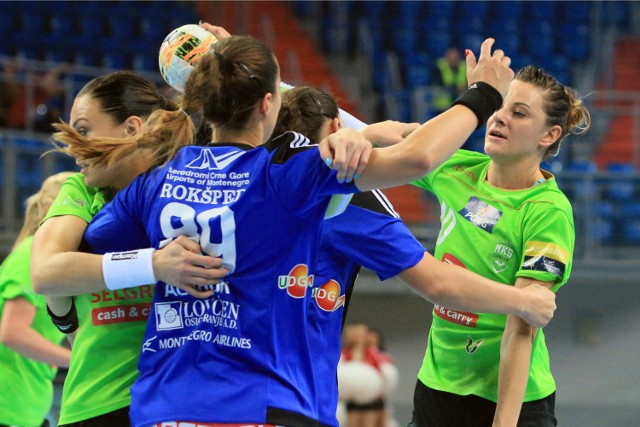 W pierwszym meczu obu ekip w hali Globus drużyna mistrzyń Polski, po wyrównanej walce przegrała 23:31.
