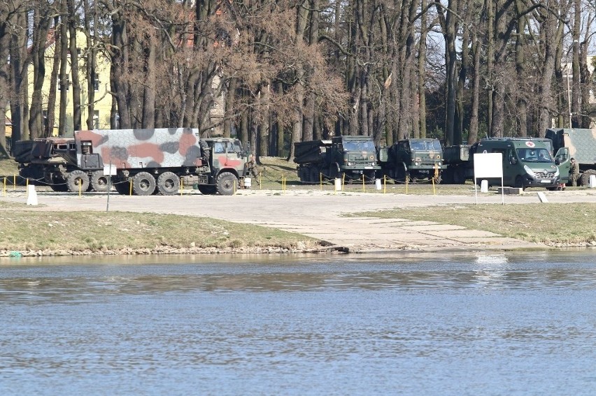 Wrocław: Dużo wojskowych i sprzętu nad Odrą. Co to za akcja?