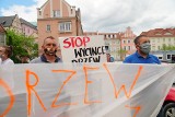 Poznań: Pikieta pod urzędem miasta w obronie drzew. Na Kurlandzkiej zieleń mają zastąpić ekrany akustyczne