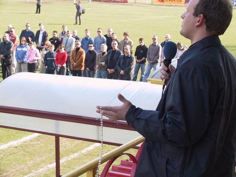 Piłkarze, trenerzy i kibice Korony Kielce modlili się 19 lat temu po śmierci Jana Pawła II. Ze stadionu przeszli pod pomnik papieża 