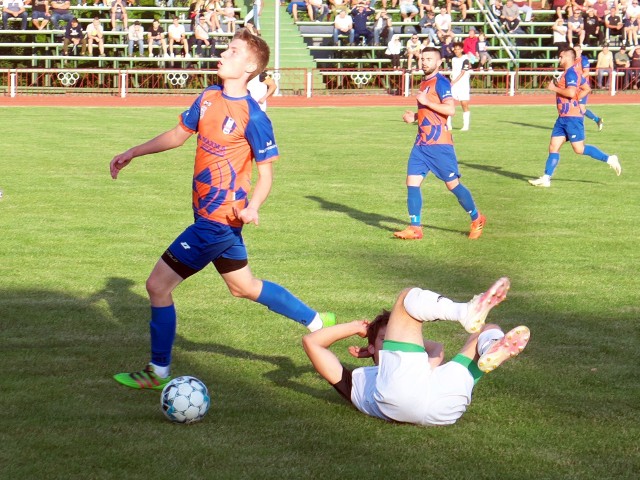 MKS Kańczuga (pomarańczowo-niebieskie stroje) wysoko przegrał z Arłamowem Bieszczady Ustrzyki Dolne.