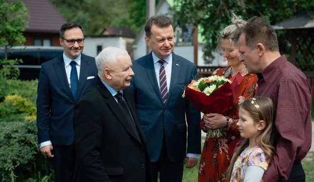 Prezes Prawa i Sprawiedliwości Jarosław Kaczyński oraz wicepremier, szef MON Mariusz Błaszczak odwiedzili rodzinę, która mieszka we wsi Rudawka nieopodal granicy z Białorusią