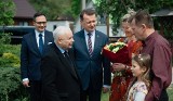 Wyjątkowe spotkanie. Prezes PiS Jarosław Kaczyński i wicepremier Mariusz Błaszczak odwiedzili rodzinę przy granicy Polski z Białorusią