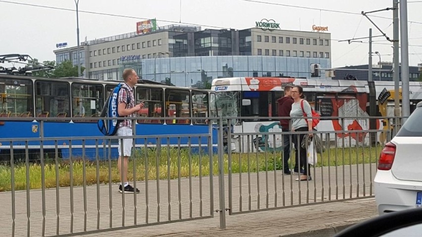 Wypadek na pl. Strzegomski, Zderzyły się trzy tramwaje: 3,...