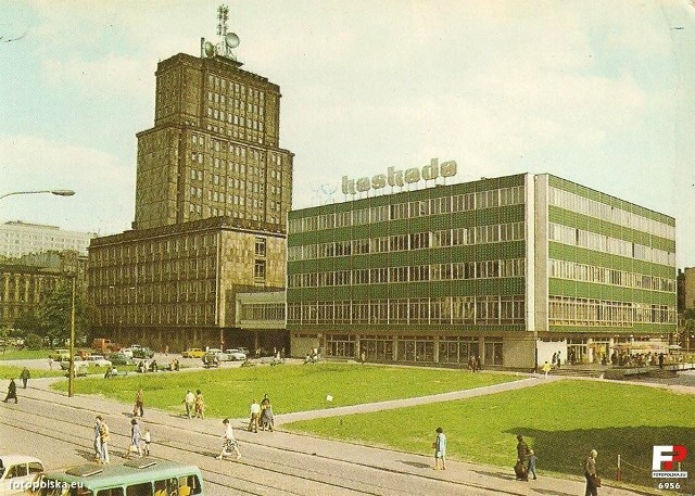 20 lutego 1975 otwarto Spółdzielnię Gastronomiczną Kaskada. Budynek przy ul. Narutowicza 7/9 połączono z siedzibą łódzkiej telewizji łącznikiem, w którym była kawiarnia.