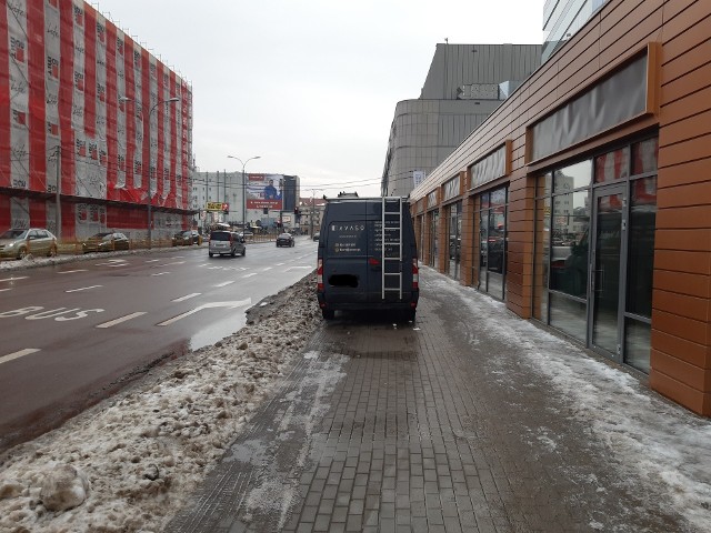 Samochody blokujące  ciągi pieszo-rowerowe na ul. Jurowieckiej.