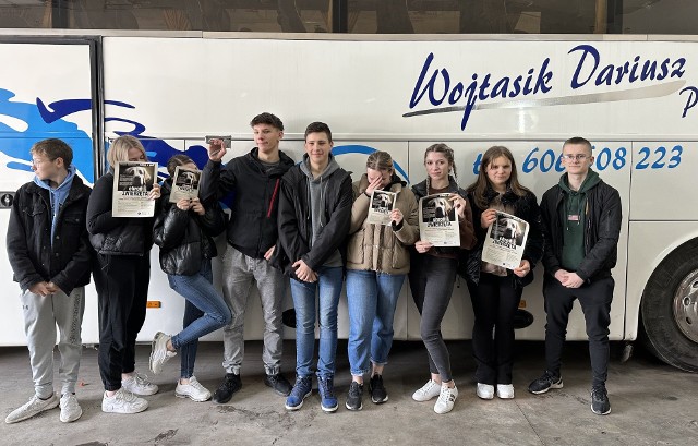 Zespół uczniów ze szkoły w Cudzynowicach zajął się dystrybucją opracowanych wcześniej plakatów i ulotek
