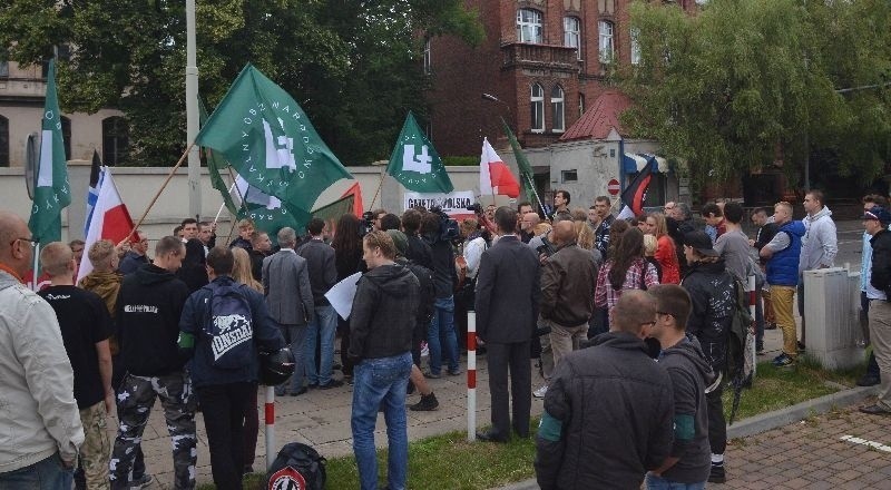 Manifestowali przed ABW w Łodzi. "Byłeś w ZOMO, byłeś w ORMO, teraz  jesteś za Platformą" [zdjęcia]