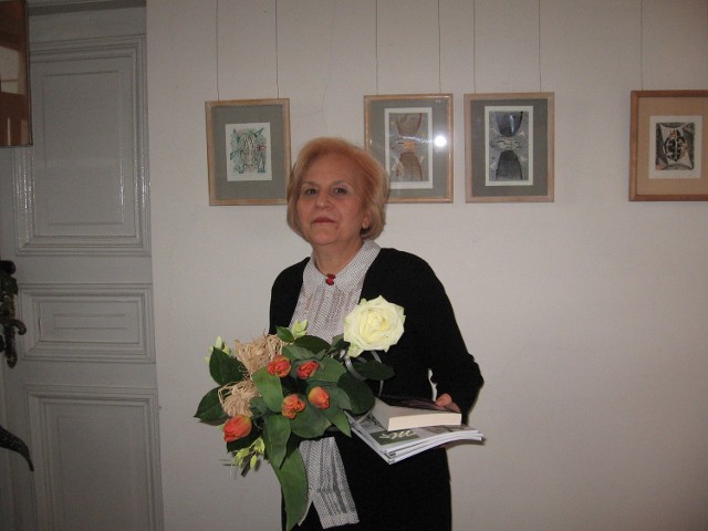 Teresa Opoka otrzymała kwiaty od swych wiernych czytelników.
