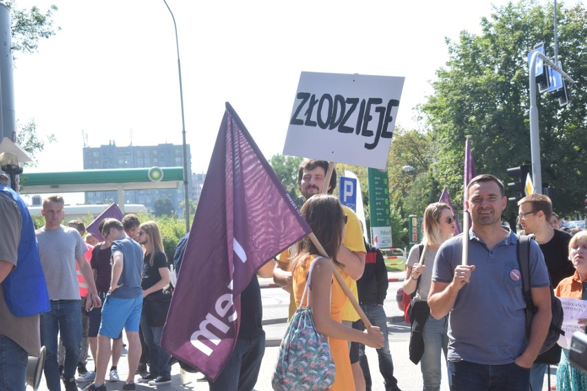 Protest pracowników Huty Szkła w Zawierciu ZDJĘCIA