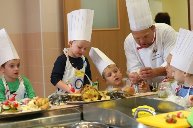 Eksperci twierdzą, że jeśli dzieci same potrafią przygotowywać posiłki, zaczynają zdrowiej się odżywiać.