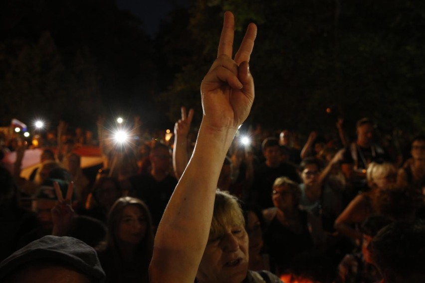 Protest w obronie sądów przed budynkiem Senatu w Warszawie