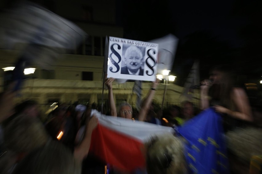 Protest w obronie sądów przed budynkiem Senatu w Warszawie