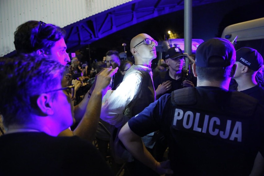 Protest w obronie sądów przed budynkiem Senatu w Warszawie