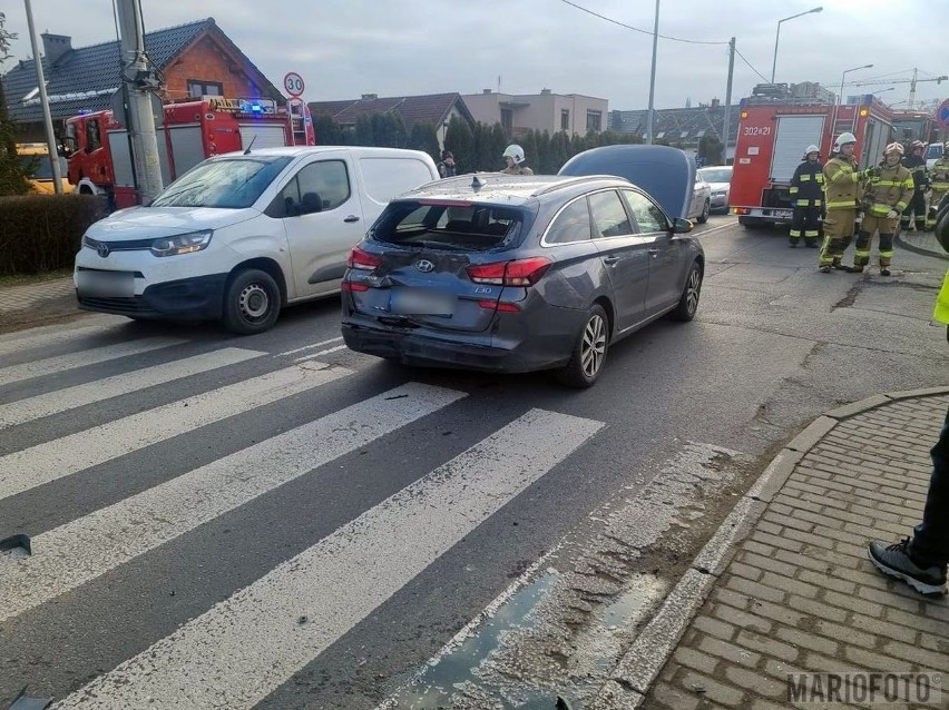 W kolizji brały udział dwie osobówki i auto ciężarowe.