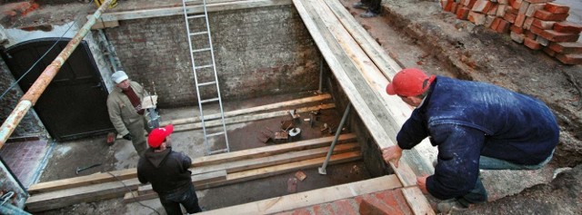 Wczoraj pracownicy firmy Renova pracowali m.in. nad nowym stropem krypty kardynała Ignacego Jeża. 