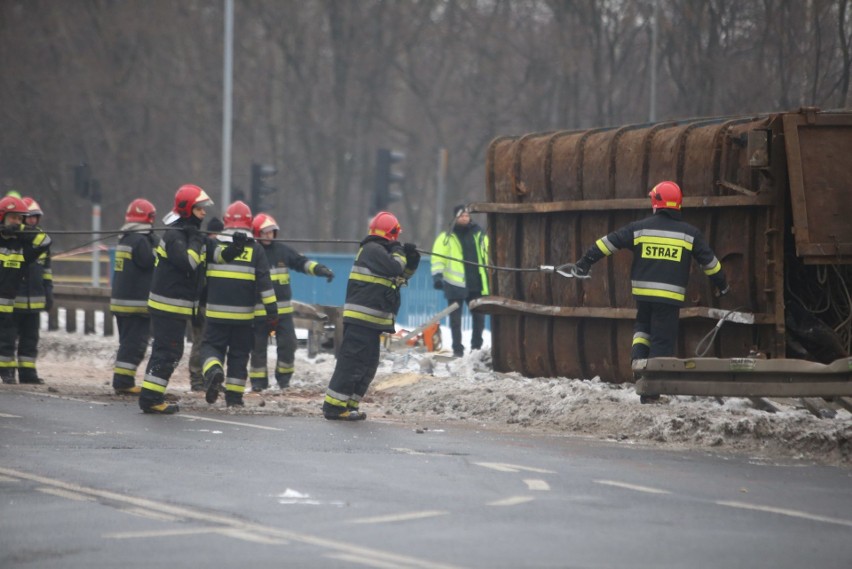 Wypadek w Świętochłowicach. Ciężarówka ze złomem wywróciła...