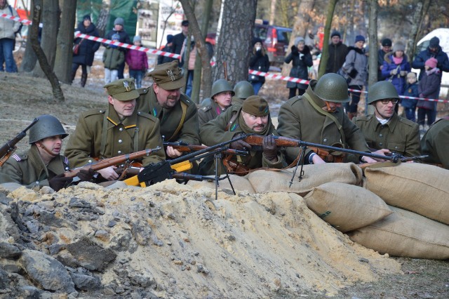 Sceny z inscenizacji historycznej na Dzień Żołnierzy Wyklętych