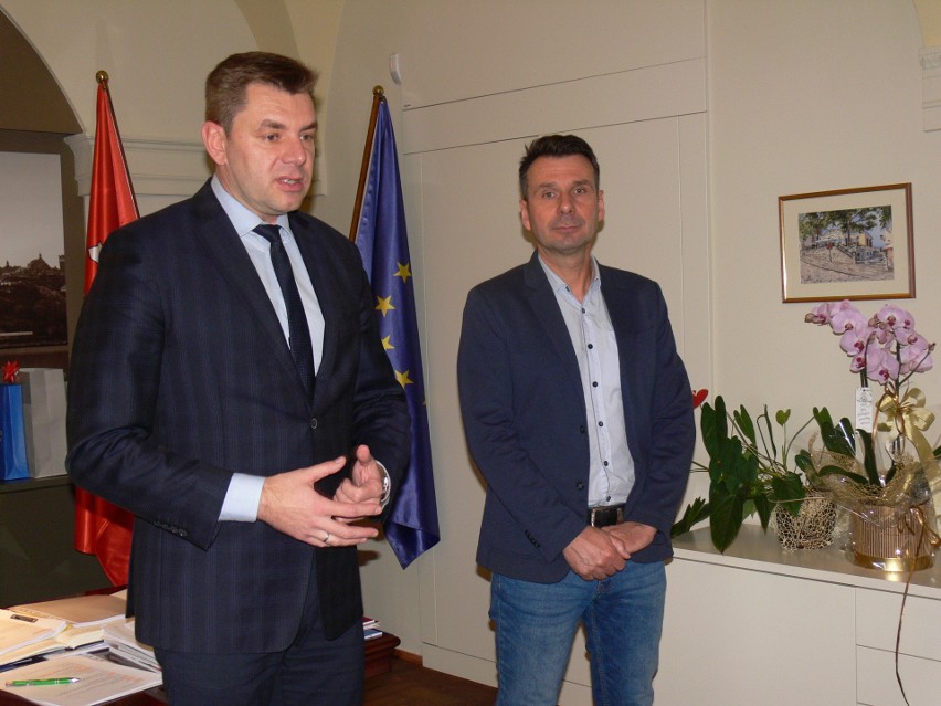 Zwycięzcom gratulował od lewej Marcin Marzec burmistrz...