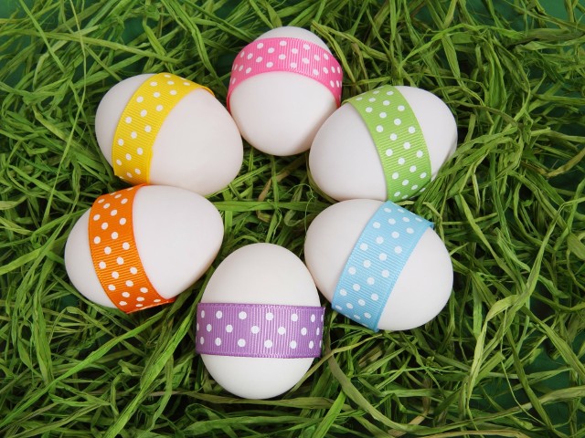 Dekoracja wielkanocnych jajekWspółcześnie jajka wielkanocne dekorowane są na wiele sposobów. Jedną z prostszych metod jest przyklejenie na nie dowolnych wzorów lub dekoracyjnych tasiemek.