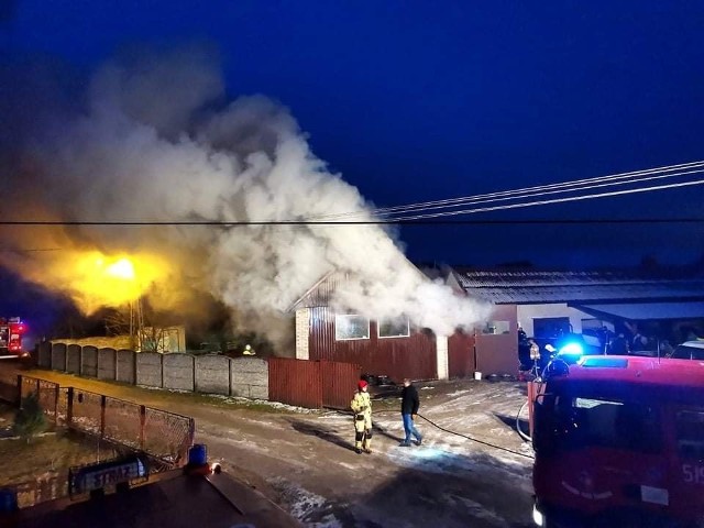 Pożar warsztatu w Rudniku nad Sanem wybuchł we wtorek, 14 grudnia po południu