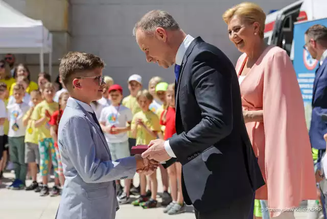 Medale za ofiarność i odwagę wręczono podczas akcji Bezpieczne Wakacje w ogrodach Pałacu Prezydenckiego w Warszawie. Nz. medal z rąk prezydenta Polski Andrzej Dudy otrzymuje Anotni Bobko.