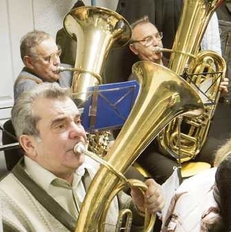 Wielu muzyków gra od kilku dziesięcioleci, ćwiczą na próbach i koncertują