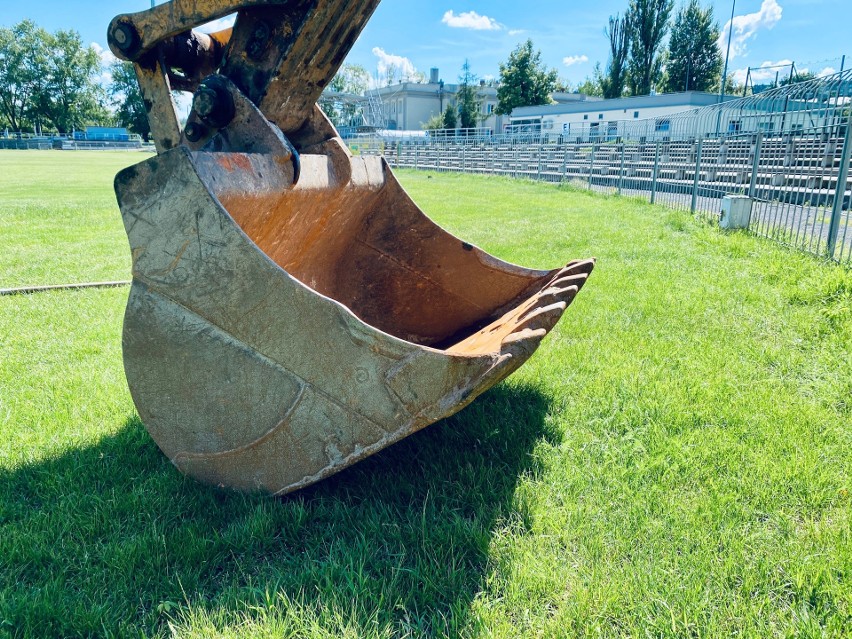 Na stadionie Rakowa trwa demontaż trybun i murawy przed...