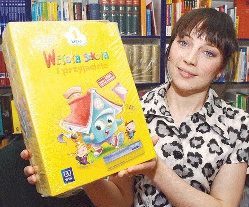Żaneta Jasińska z koszalińskiej księgarni "Naukowej&#8221; prezentuje nowy pakiet podręczników do pierwszej klasy szkoły podstawowej. 