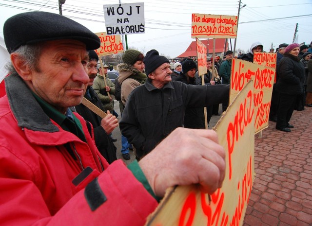1 marca tego roku przed Urzędem Gminy w Lipniku protestowali niezadowoleni mieszkańcy gminy. Nie podobały im się podwyżka podatku oraz miesięczne pobory wójta gminy i radnych.