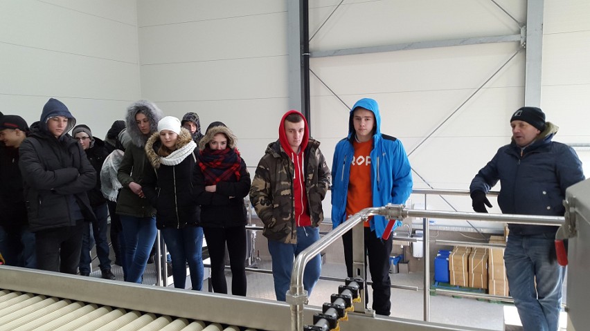 Uczniowie z Opatowa wizytowali najnowocześniejszą w Polsce fabrykę soków [ZDJĘCIA]