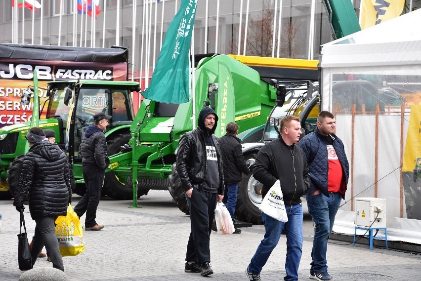 Agrotech 2019 w Kielcach. Cudne i mega nowoczesne ciągniki zachwycają 