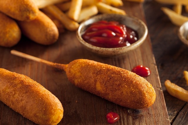 Corn dog to parówka w cieście z mąki kukurydzianej, usmażona w głębokim tłuszczu i nabita na patyk. Zobacz, o jakich przekąskach z parówek jeszcze nie słyszałeś.