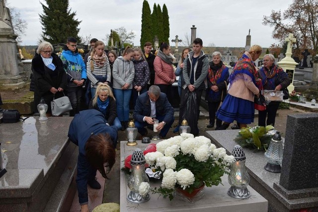 Delegacja gminy Mirzec przy grobie Jadwigi Prendowskiej w Czyżowie Szlacheckim