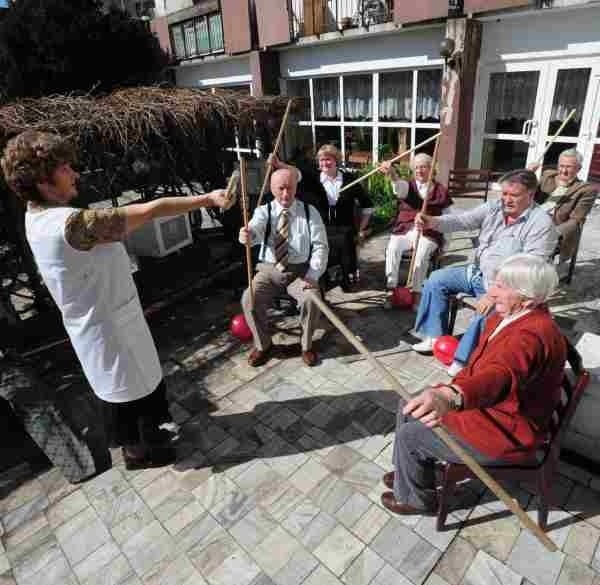 Seniorzy z Domu Złotej Jesieni w Opolu  codziennie spotykają się w grupach, żeby poćwiczyć.