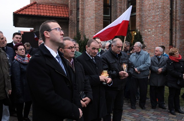 Kilkadziesiąt osób zebrało się po wieczornej mszy w kościele św. Jadwigi Królowej przy tablicy upamiętniającej ofiary tragicznego wypadku w Smoleńsku.