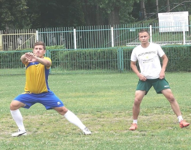 Jednym z nowych piłkarzy, którzy pojawili się na treningu Stali Stalowa Wola, jest Maciej Kiełb z Dalinu Myślenice (z lewej).